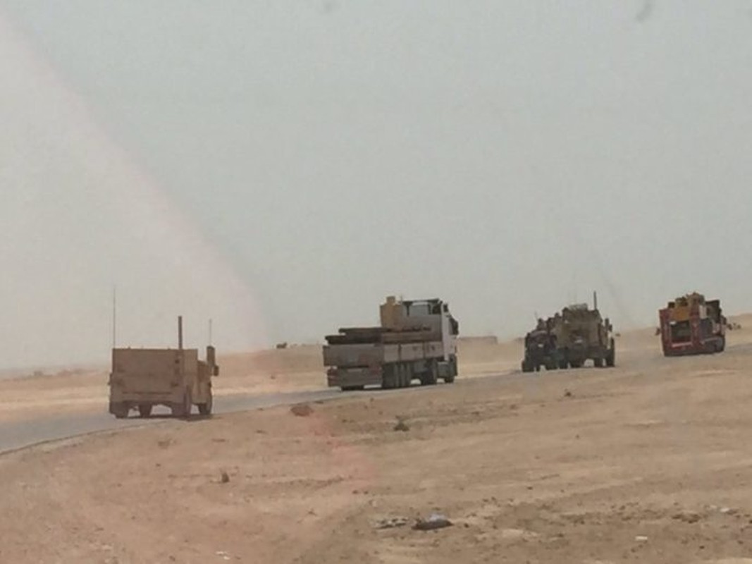 Anh: Doan xe My chuyen vu khi cho SDF o Raqqa-Hinh-2